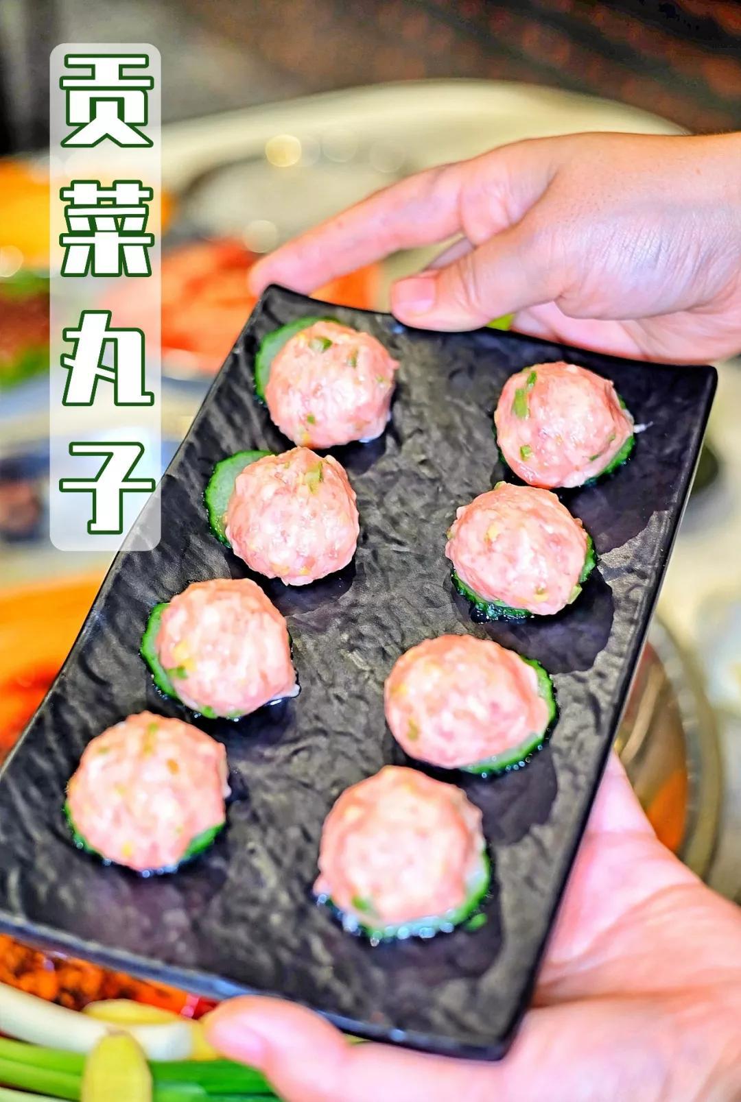 纯手工现剁的肉馅里加了爽口的贡菜,再循环无限次摔打上劲,丸子越煮越