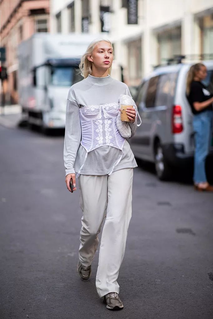 孙怡静 crisine,wenjun lau和模特juicy一起为大家展示内衣外穿的时髦