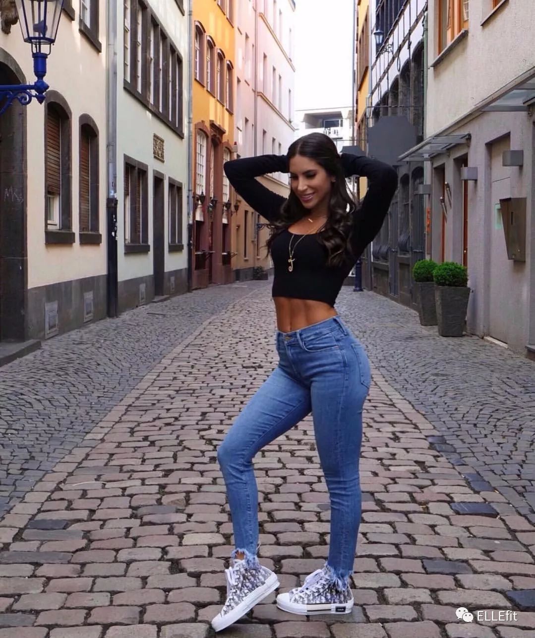 小编刚点进去jen的ins就被她的好身材杀成0血:看这小蛮腰马甲线.