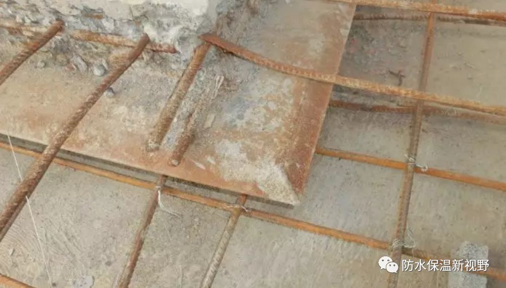 止水钢板水平搭接采用对焊,上面加焊一块20cm钢板,四周满焊.