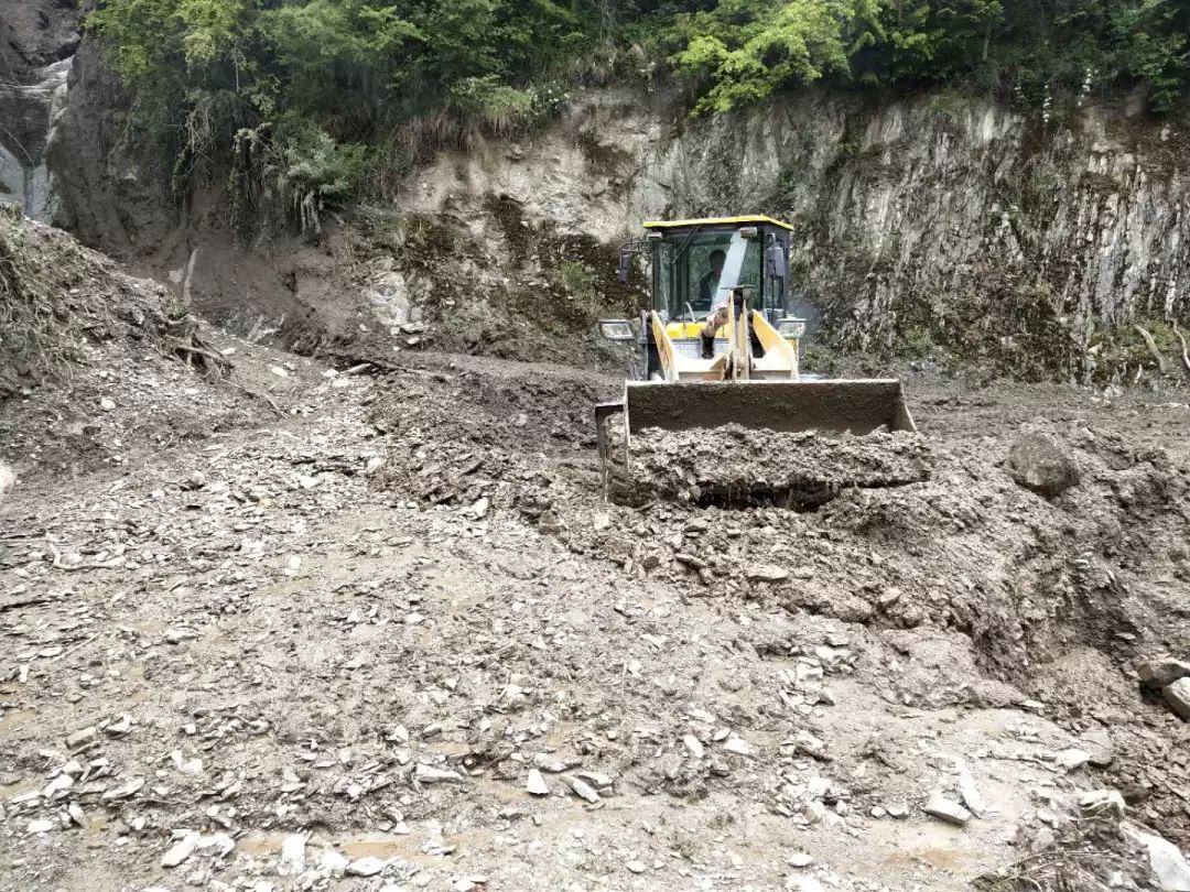 县政府副县长杨海强赶赴阿夏乡作木村看望受灾群众