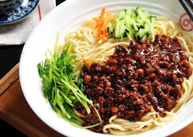 炸酱面的正宗做法炒酱料是关键学会了天天都爱吃面条