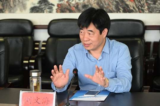区长安保亮参加会见区委常委,常务副区长李彩霞参加会见