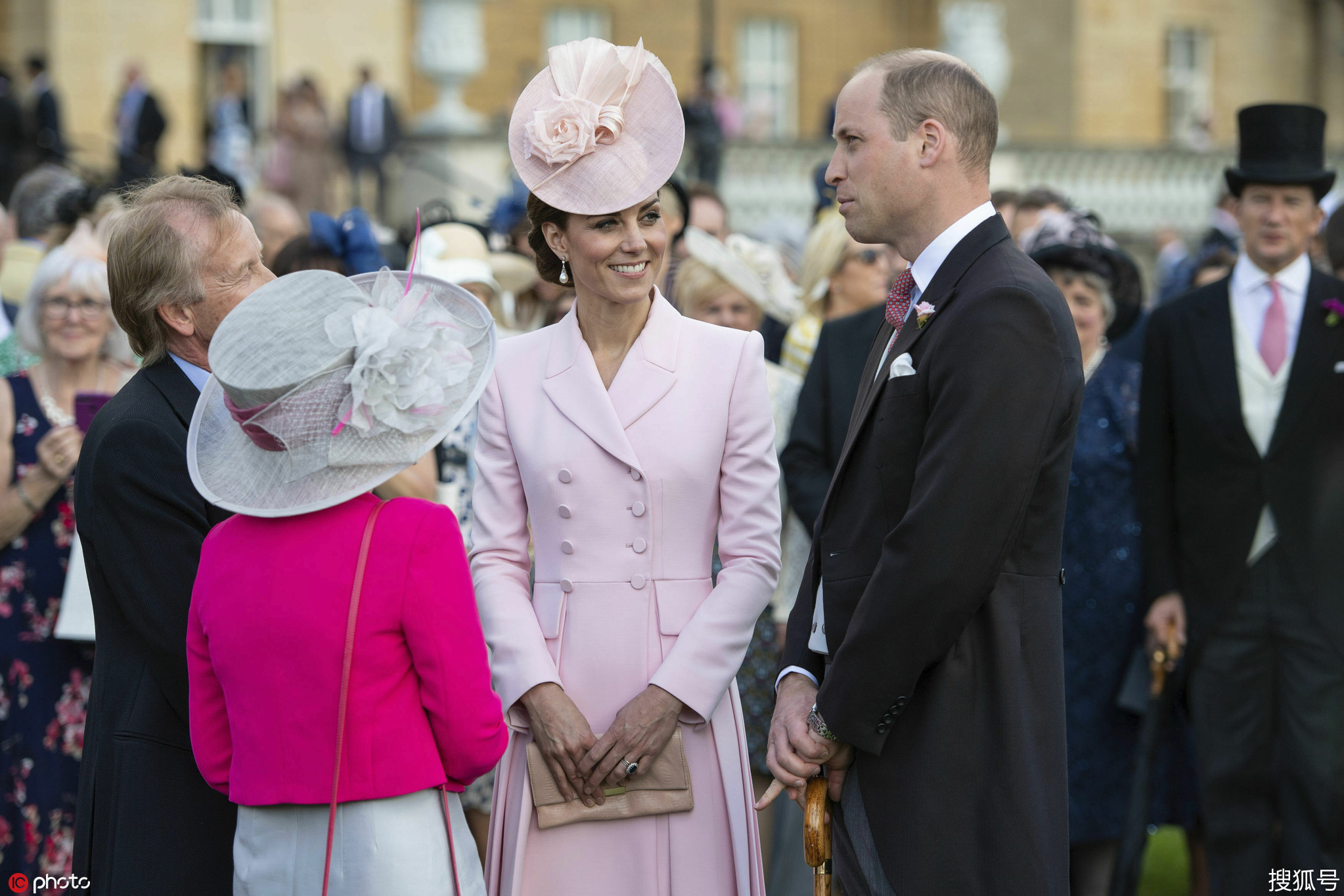 英王室举办花园聚会 女王蓝衣花帽神采飞扬