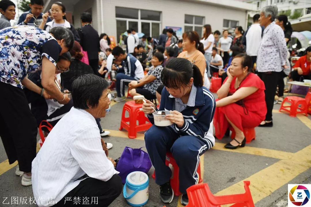 实拍高考镇陪读家长壮观送餐场面,孩子离去后,默默吃剩下的饭菜