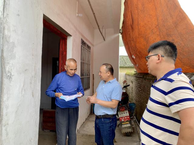 阳山县民政局开展扫黑除恶进村入户宣传活动