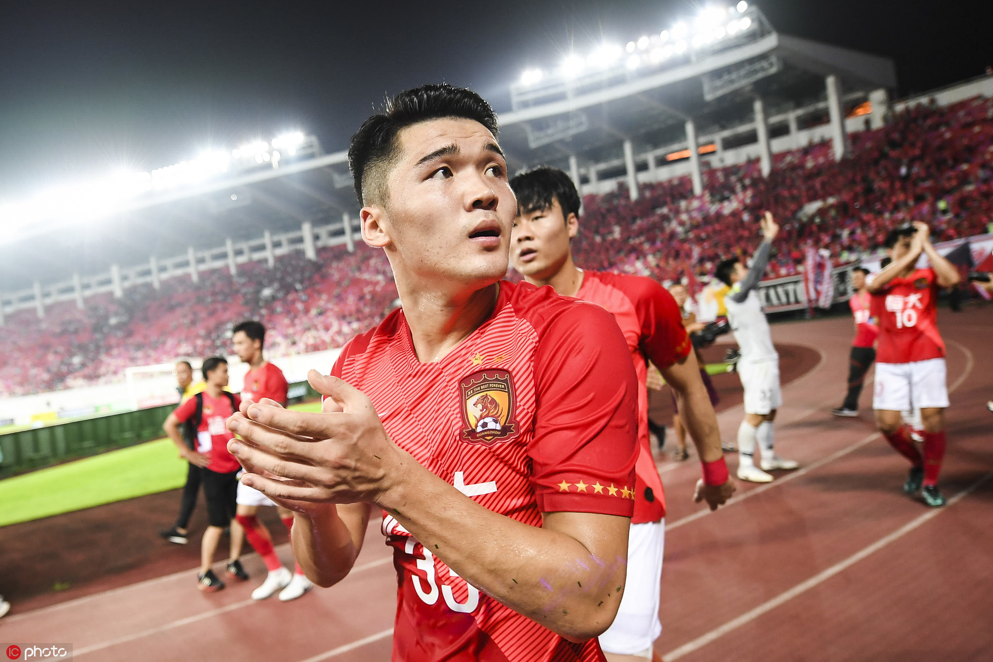亚冠出线!广州恒大球员谢场,老队长郑智笑容灿烂