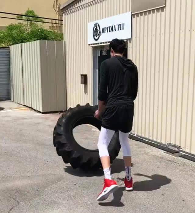 周琦晒健身翻轮胎训练照却遭球迷调侃看看易建联詹姆斯的吧