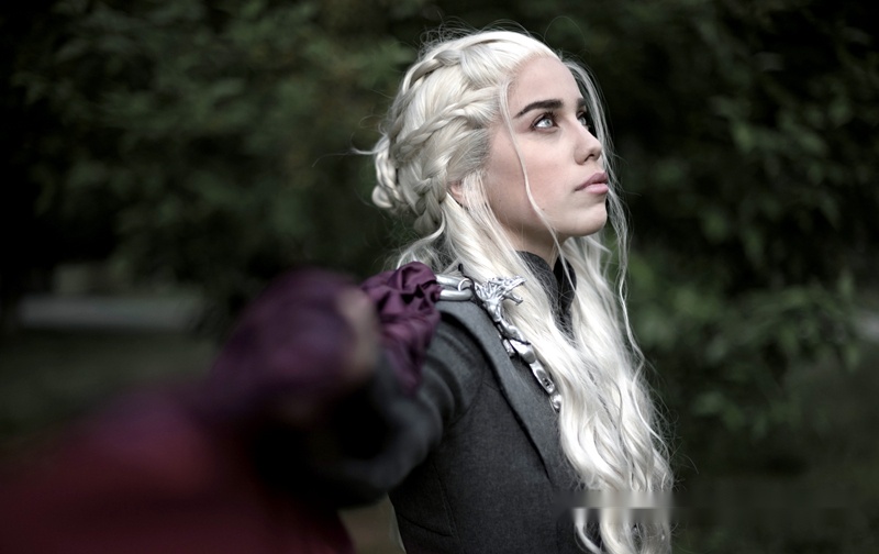 意大利24岁小姐姐cos《权游》龙妈