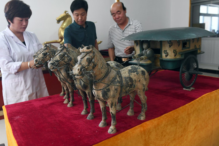 按照1:4比例复制的秦代战车.