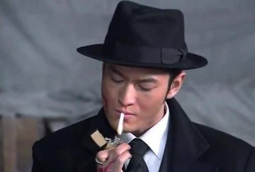 原创男明星抽烟,鹿晗忧郁,华晨宇陶醉,朱一龙唯美,只有他最无敌!