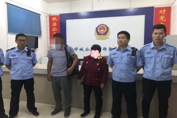 河南省项城市公安局民警救助一名精神失常人员