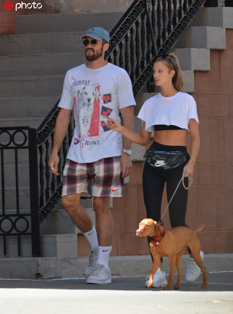 1/6当地时间2019年5月18日,美国克利夫兰,凯文-乐福与妻子外出遛狗.