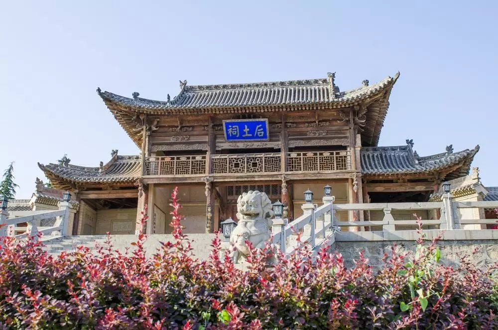秋风楼位于后土祠正殿后,因楼上藏树汉武帝《秋风辞》碑而得名.