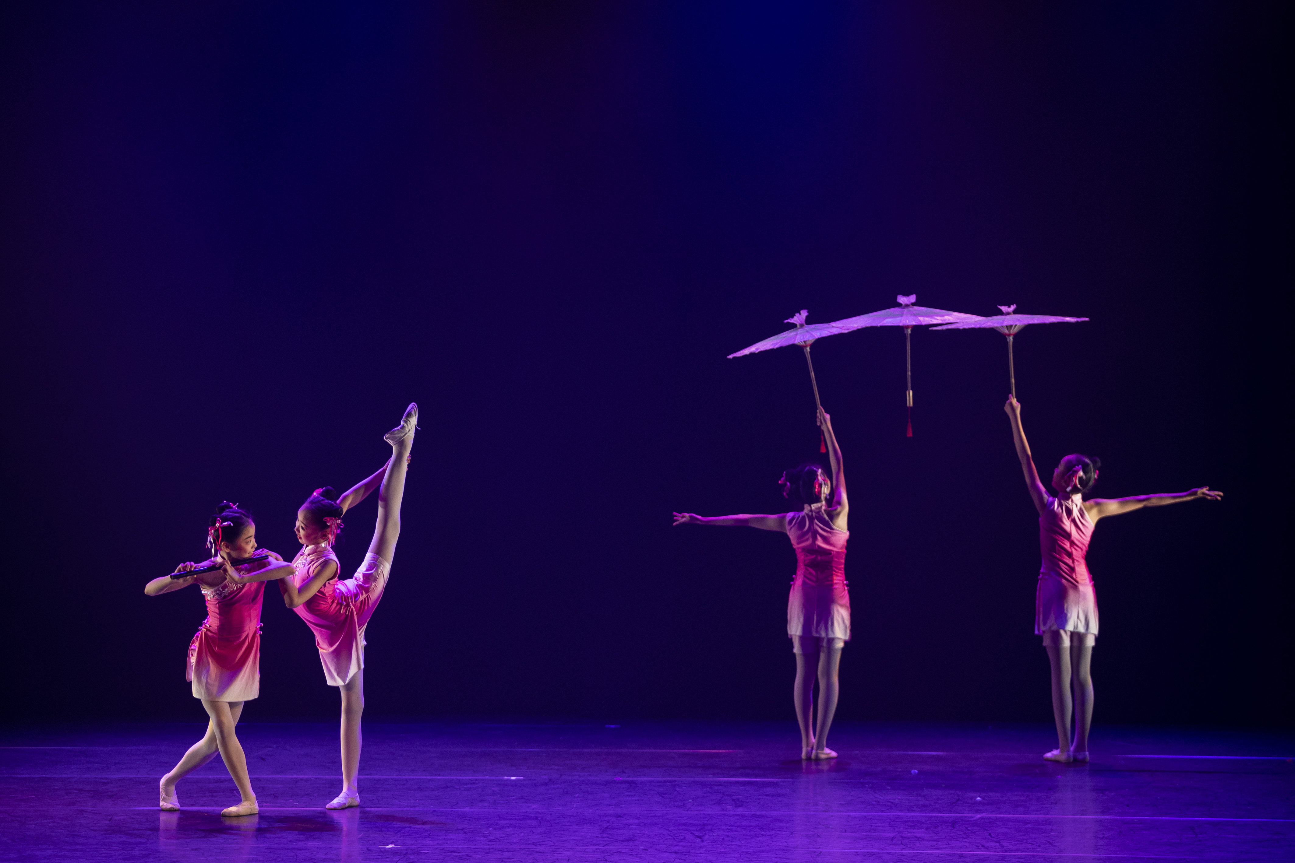 5月21日,在芬兰赫尔辛基,南京市小红花艺术团的小演员表演舞蹈《笛之