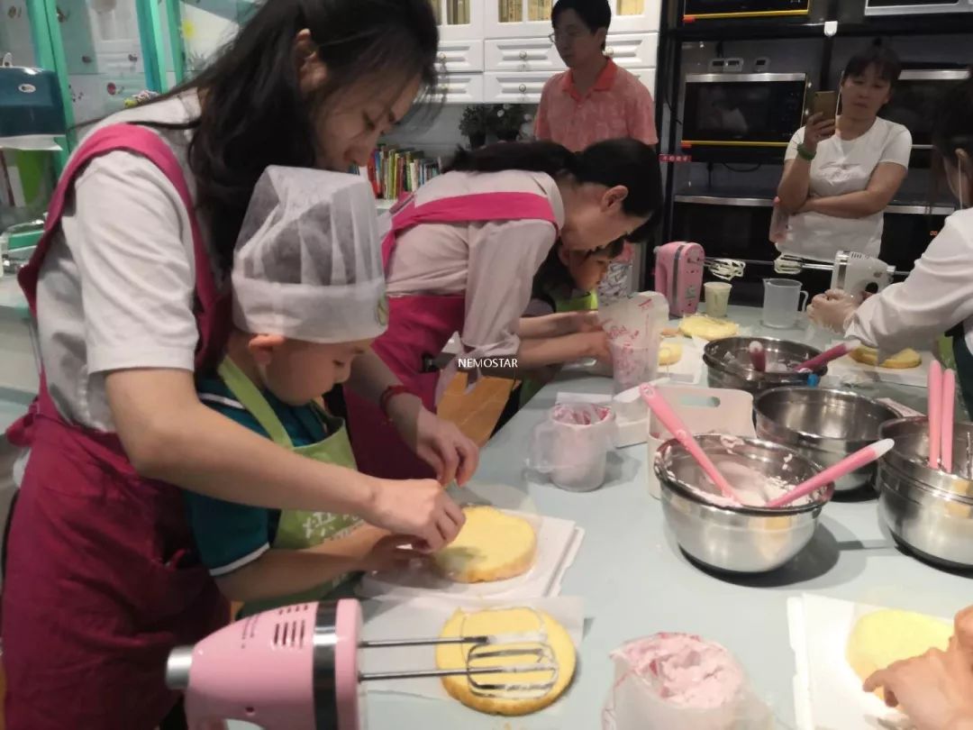 宝贝巧手做蛋糕一起共享亲子时光尼莫宝贝亲子甜蜜烘焙