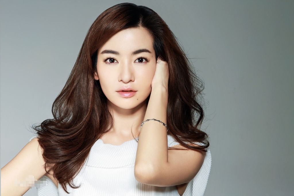 《新还珠格格》小燕子接到这个电话后,她立即做出了正确判决_李晟