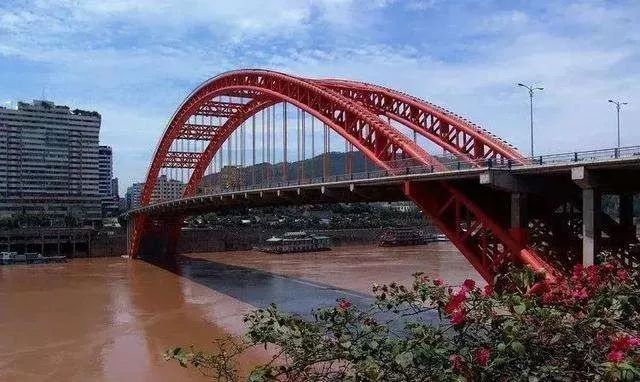 注意24号戎州大桥桥面维修