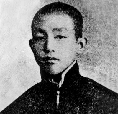 他是年龄最小的一大代表本来没资格去是替补中的替补