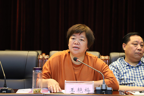 就如何开展好这次"人大代表在行动"活动,王艳梅要求,全体代表要做到