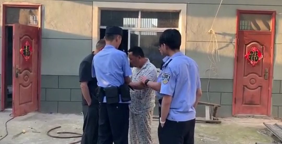 110警车抓人图片