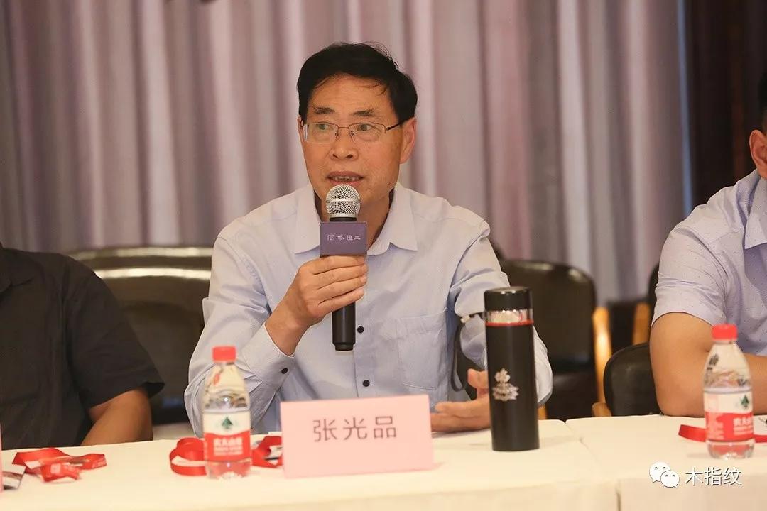 (图:浙江省红木产业协会秘书长张光品讲话)