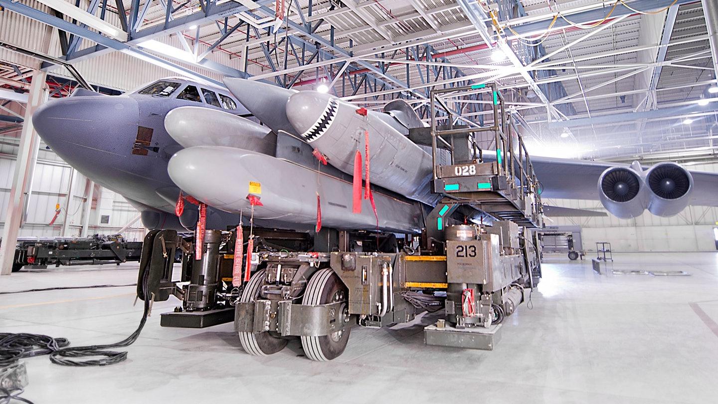 空军已经部署了至少20枚装备可以摧毁军用电子设备弹头的champ导弹