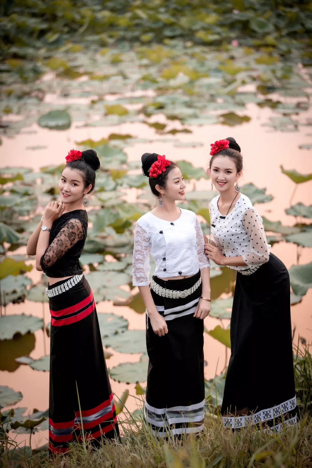 傍晚,晚霞映红了天边凤尾竹下的傣家竹楼,袅袅生烟寂静的村寨旁似乎也