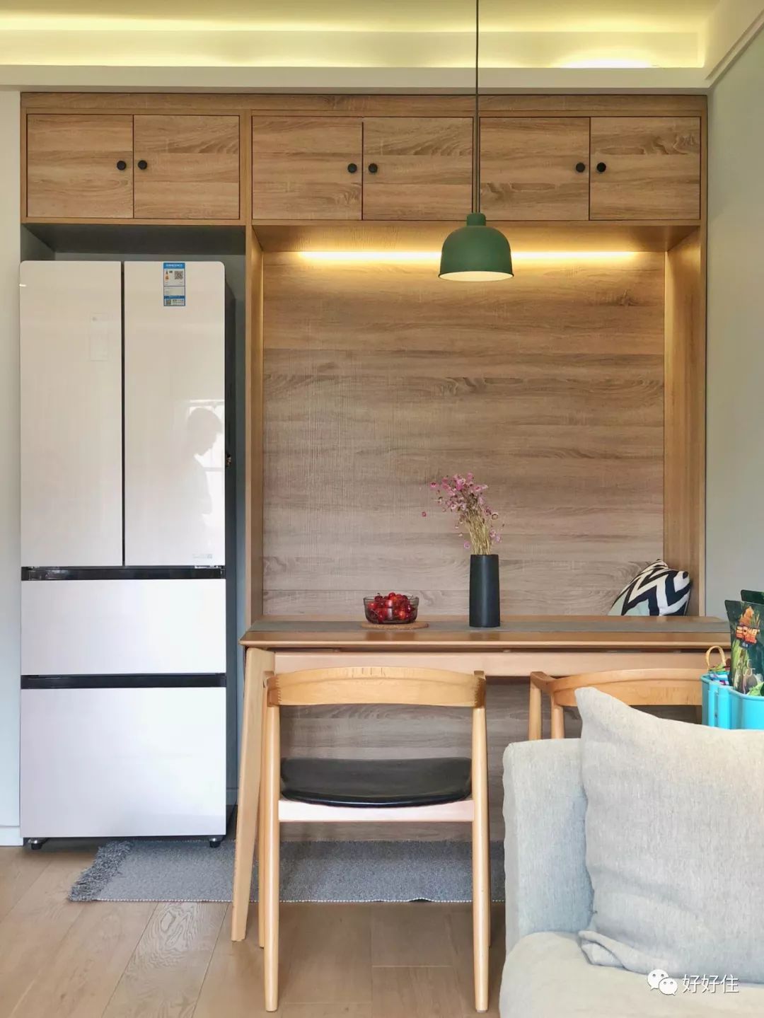 冰箱和卡座的顶上也设计成储物空间.