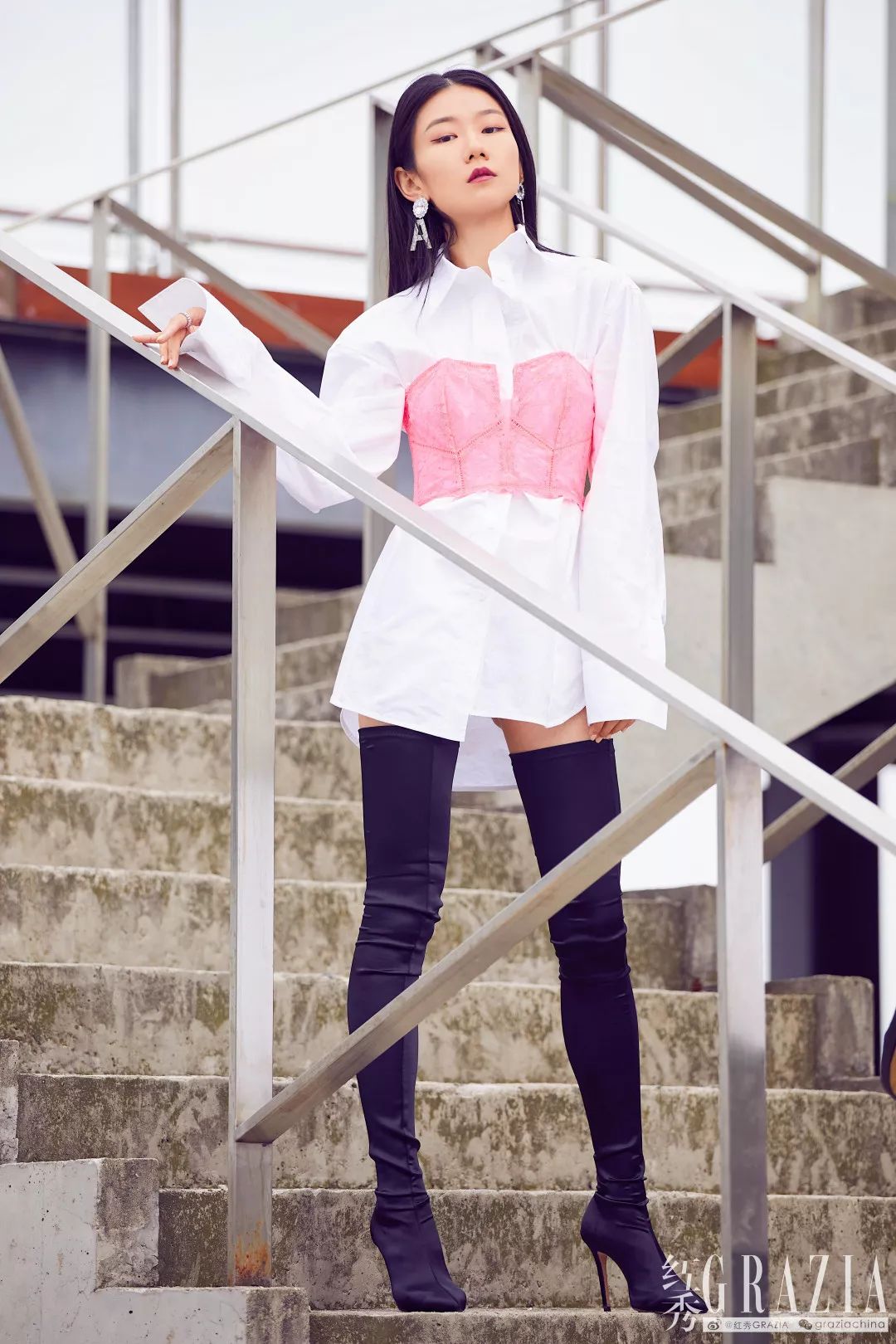 其实内衣外穿选择的厚度和款式都是非常要紧的～ 过厚的面料在接下来