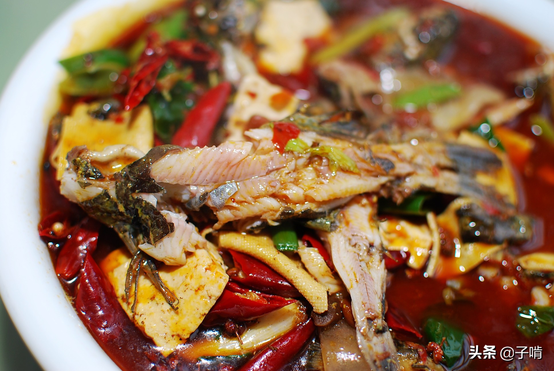 1/ 12 三人来一个鱼庄吃饭,点了这家的招牌菜麻辣黄辣丁.