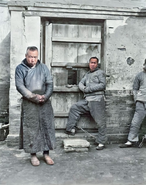 第二监狱的上色照片中,我们可以清楚的看到当时犯人在里面放风的情景