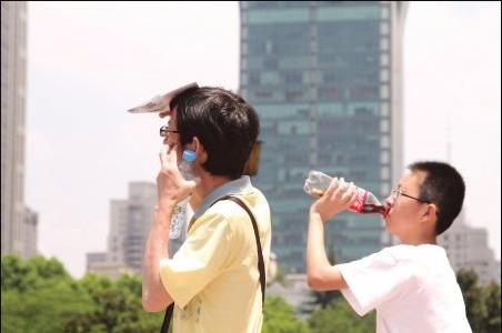 忠告:孩子3岁前,4种饮料要少碰,小心积食易生病