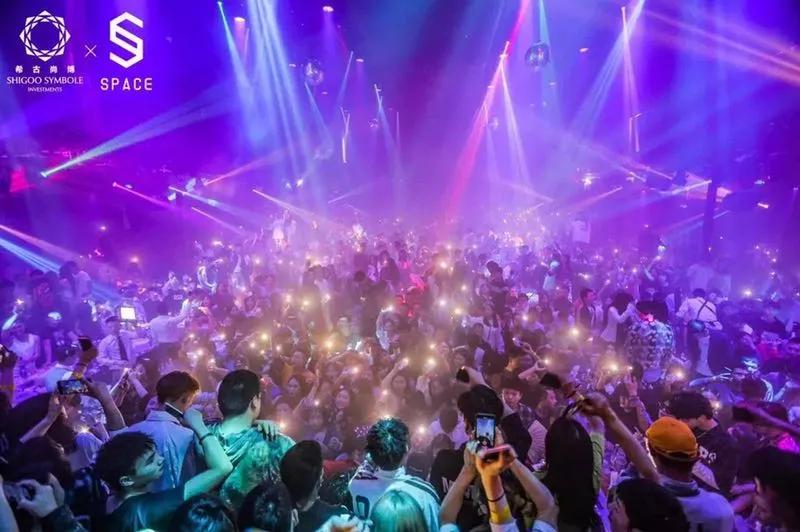 而抢先瞄准了国内电子音乐市场空白的各大夜店品牌们,以北京,成都