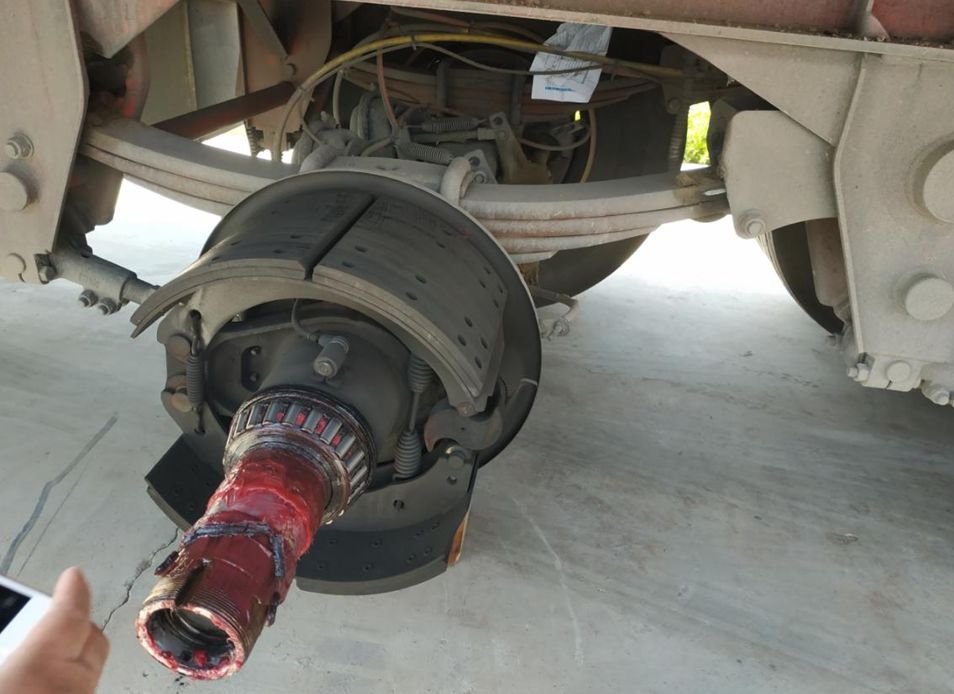 "我们的车桥有四项专利技术,一是散热型防炸裂制动鼓,使得散热性能