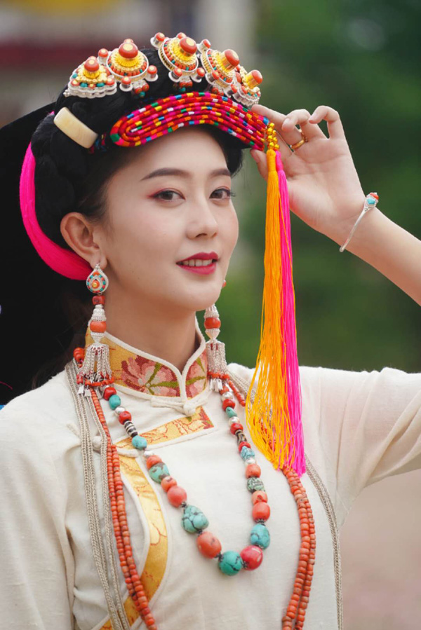 陈宁迪:推介好家乡的美景展示嘉绒儿女良好形象_丹巴县