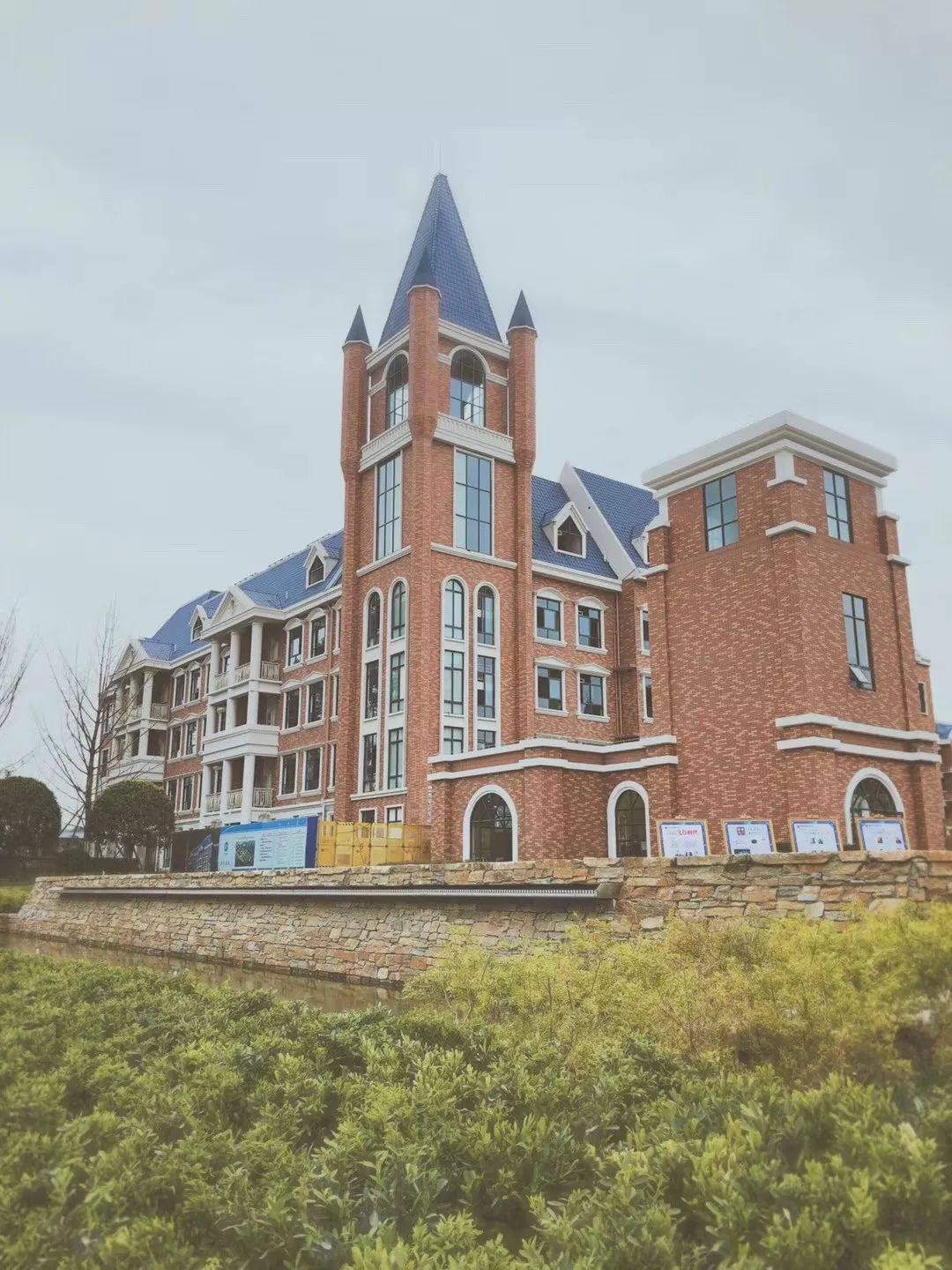 新川学校由成都知名的教育集团——星海教育集团投资兴办是一所从小学