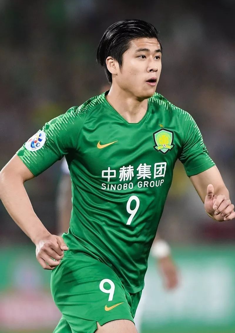 中锋:张玉宁(北京中赫国安) 本赛季中超8场3球2助攻 亚冠5场 身价:100