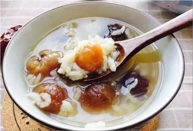 将大米或糯米,桂圆肉,大枣洗净.