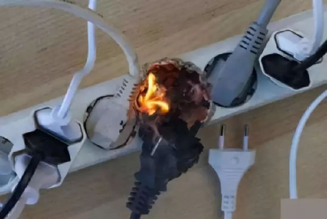 这种"万能插座"已被禁8年,你家还在用吗?