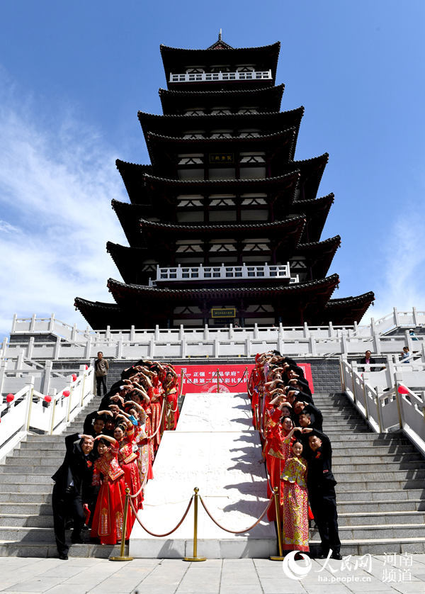 夏邑县委宣传部主办的夏邑县第二届零彩礼集体婚礼在该县长寿广场举办