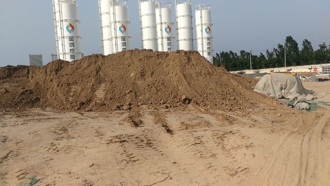 帮扶组现场检查时,工地内土堆,砂石未覆盖,也未采取有效防扬尘措施