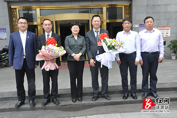 涟源市委书记谢学龙(左三),市委副书记吕余庚(右二),市委常委,组织