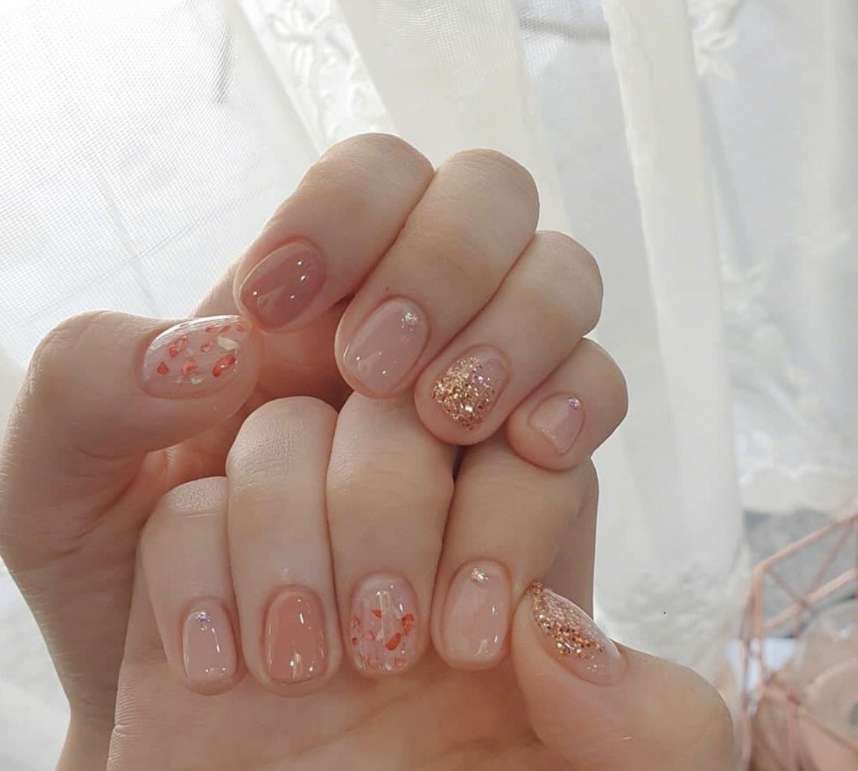 今天小编给大家分享的这组ins风美甲,不单单是一些简约风的美