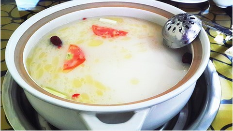 奶汤熬制办法之一【原料】净母鸡1000克,猪肘1000