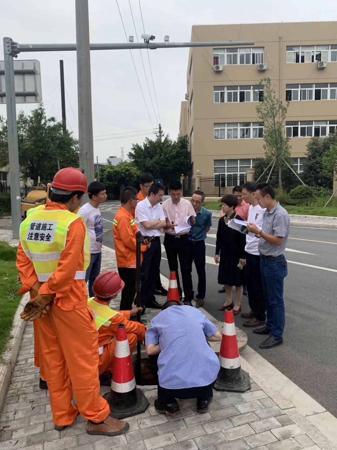 随后来到杨文工业区,现场督查污水零直排建设工作,听