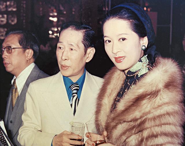 新马师曾74岁遗孀洪金梅入院仅两子女到场,一家人为争产亲情淡薄