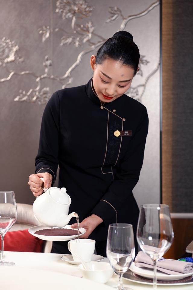 对于金食坊店,花家怡园董事长花雷总结为"升级".