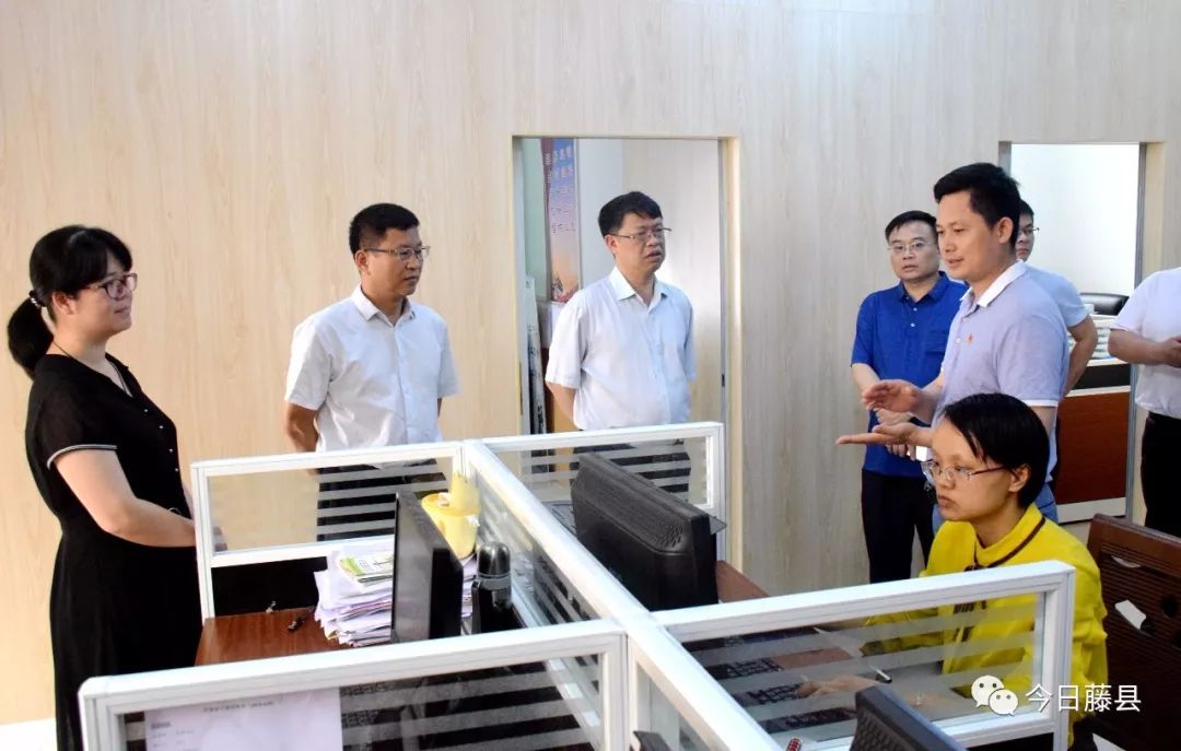 金化伦(左三)在藤县广播电视台调研金化伦一行还来到藤县广播电视台