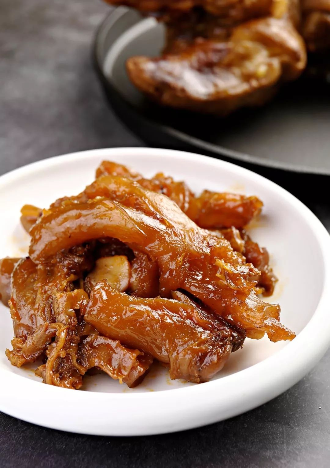 牛腱子手撕羊肚铁板牛舌蒙古风干牛肉干草原黄牛排喝着酒载歌载舞